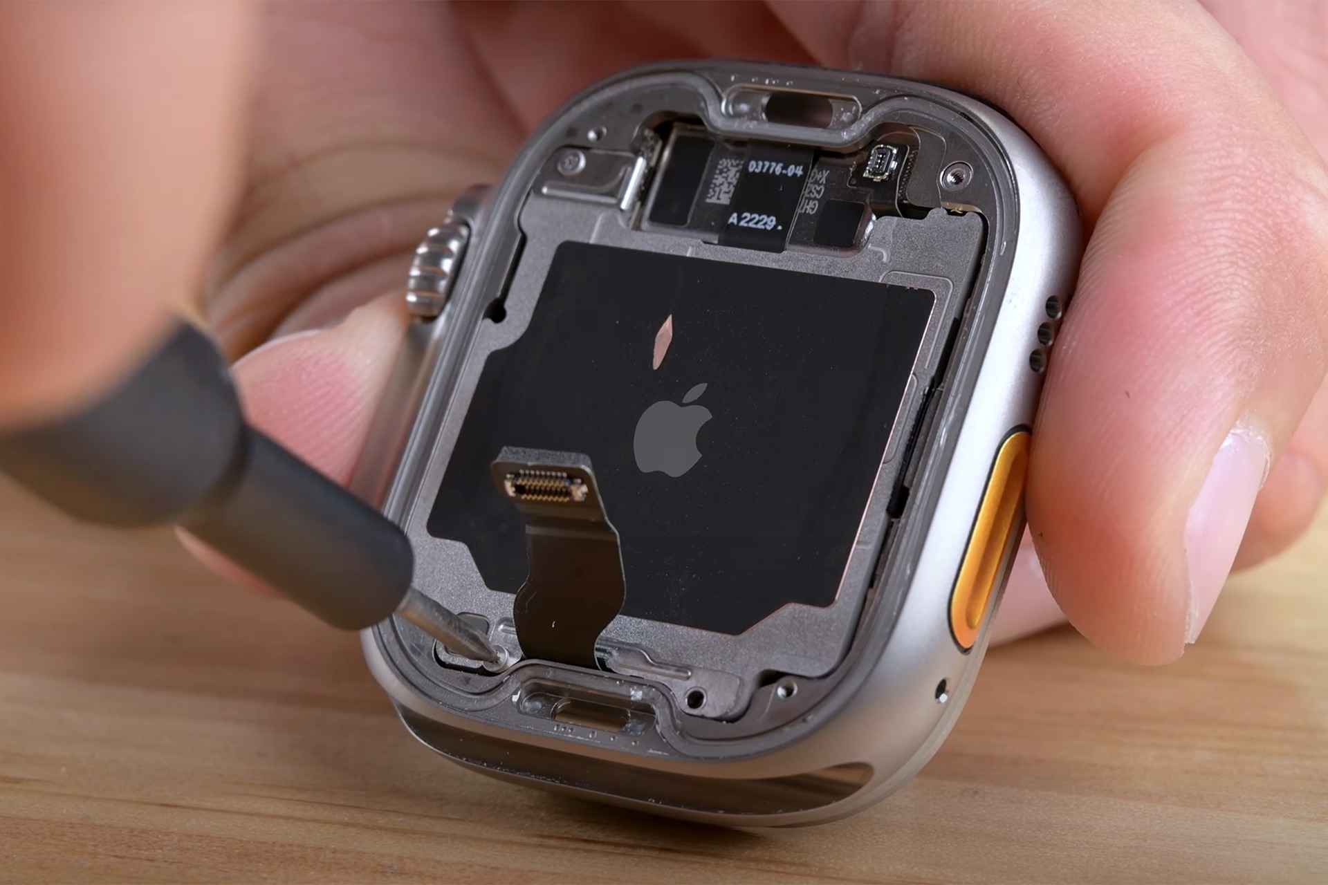 Bên trong Apple Watch Ultra